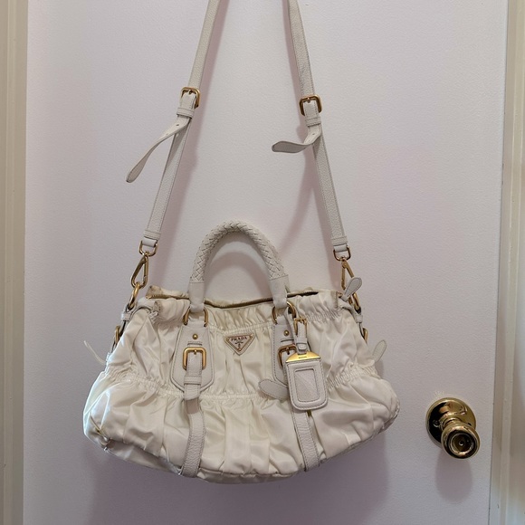 💯Authentic PRADA BOLSA NAPPA GAUFRE OFF WHITE - Picture 5 of 11